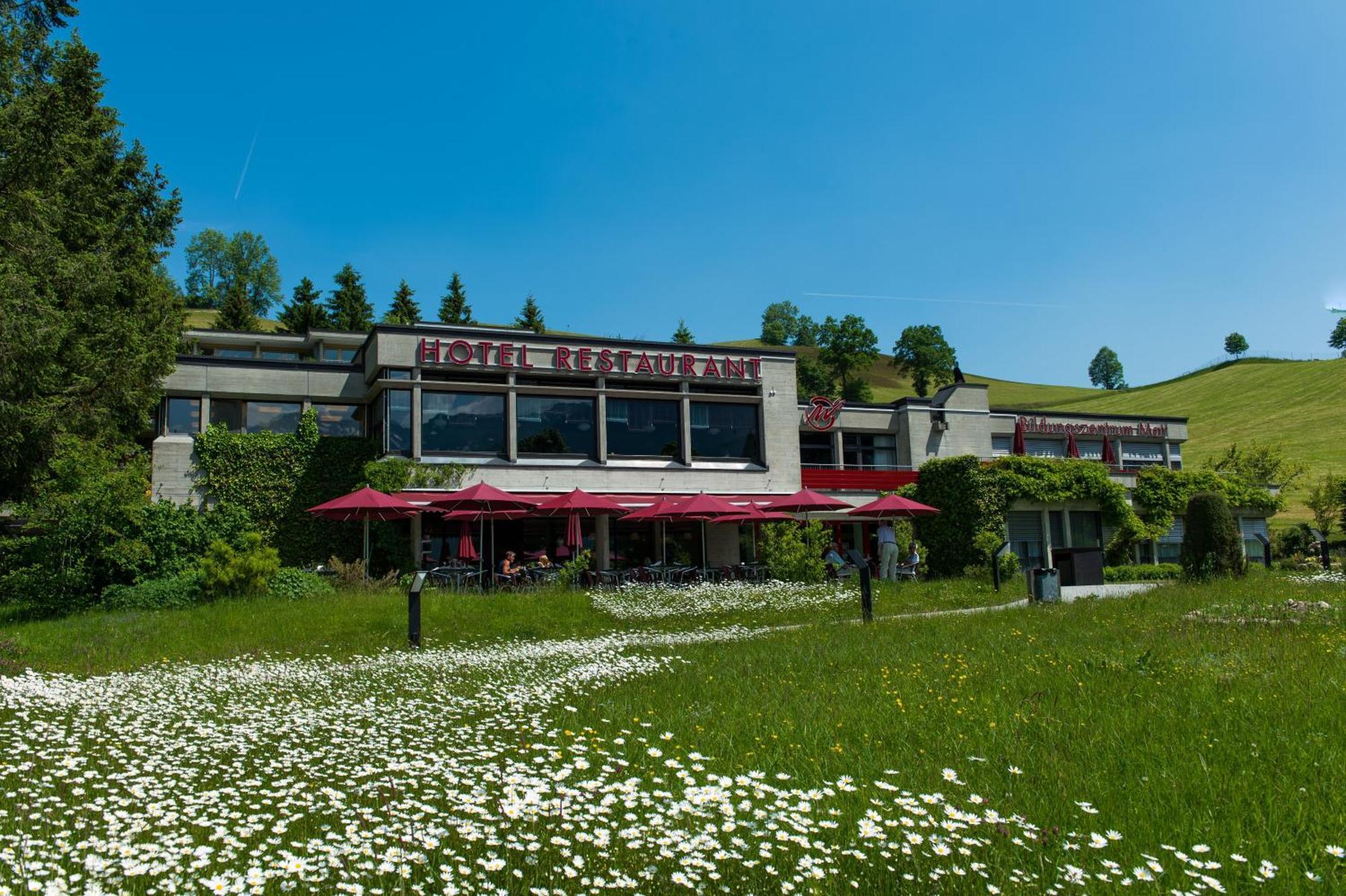 Hotel & Bildungszentrum Matt Schwarzenberg Exteriör bild